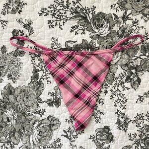 stretchy black pink gingham plaid patterned v string panty — size medium